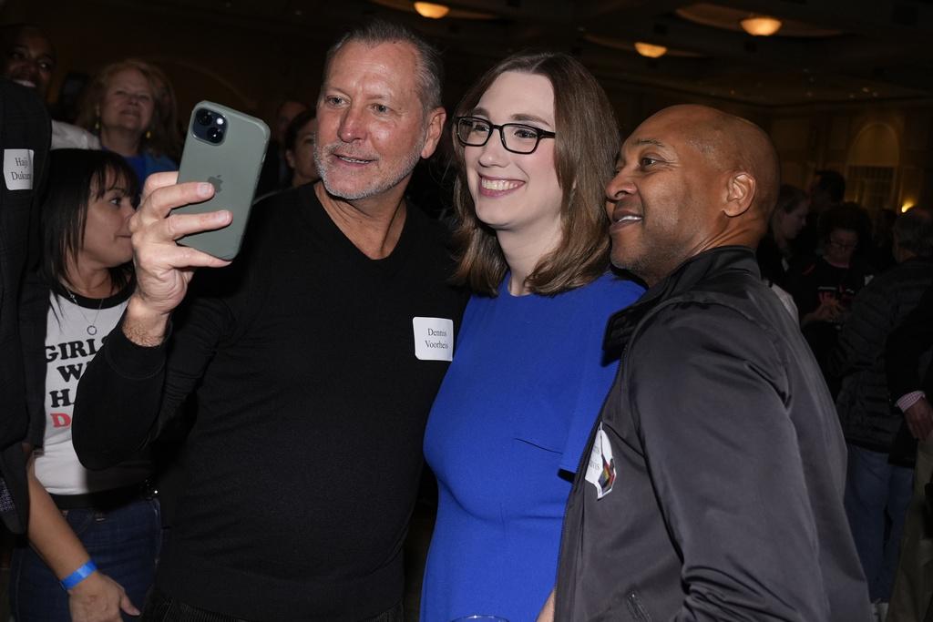 特拉華州民主黨候選人麥布萊德當選聯邦眾議員,她周二在競選總部等候結果時與支持者合照。(美聯社)