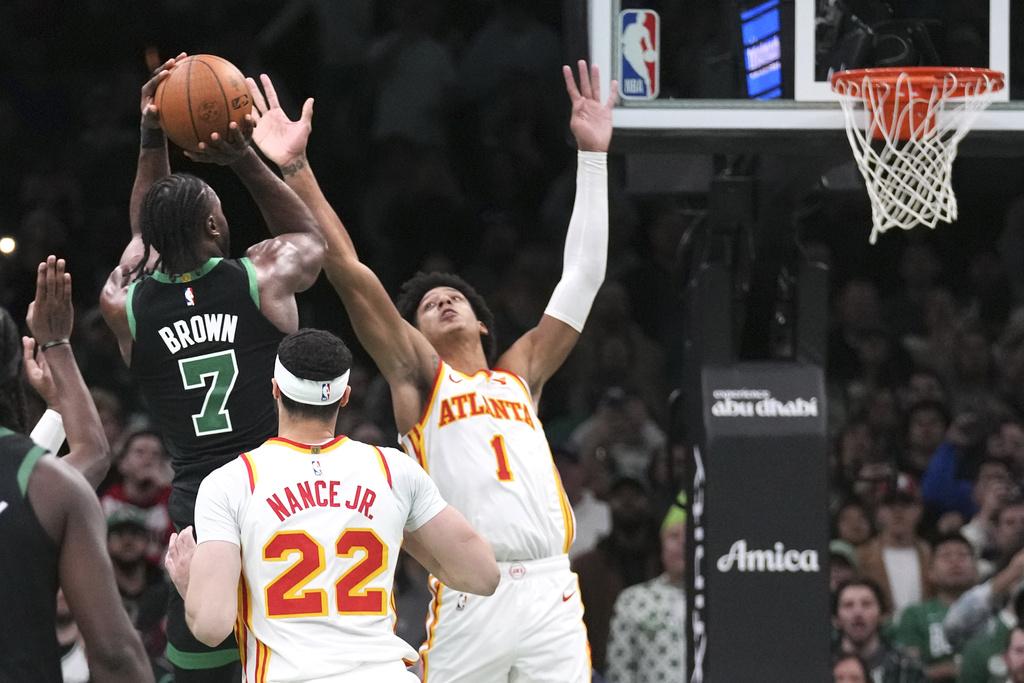 鷹隊在季中錦標賽以117:116擊敗塞爾特人。(美聯社)