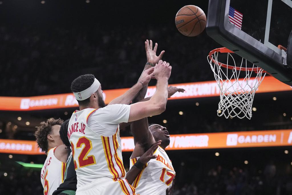 奧干胡補中,為鷹隊最後6秒反勝塞爾特人。(美聯社)