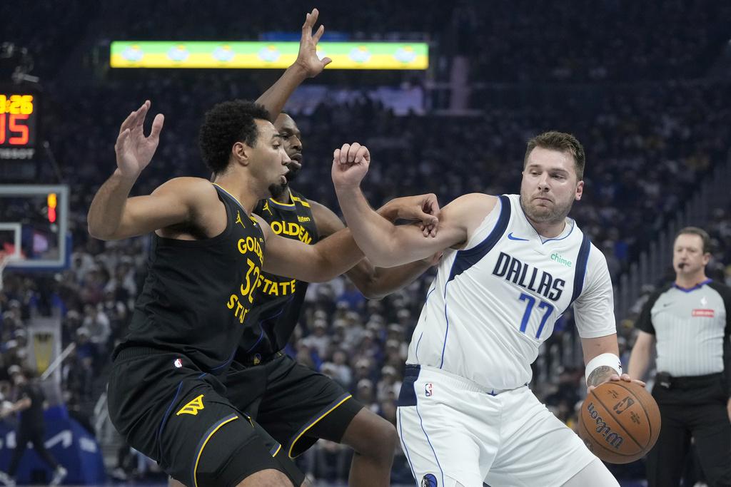 季中錦標賽勇士120:117擊敗獨行俠。(美聯社)