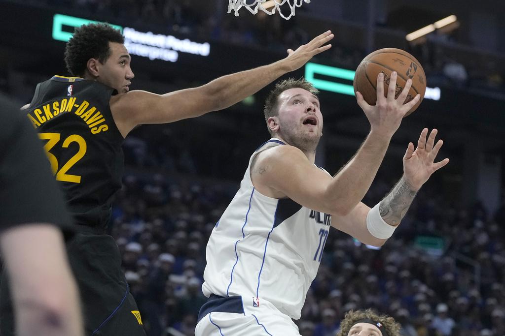 季中錦標賽勇士120:117擊敗獨行俠。(美聯社)