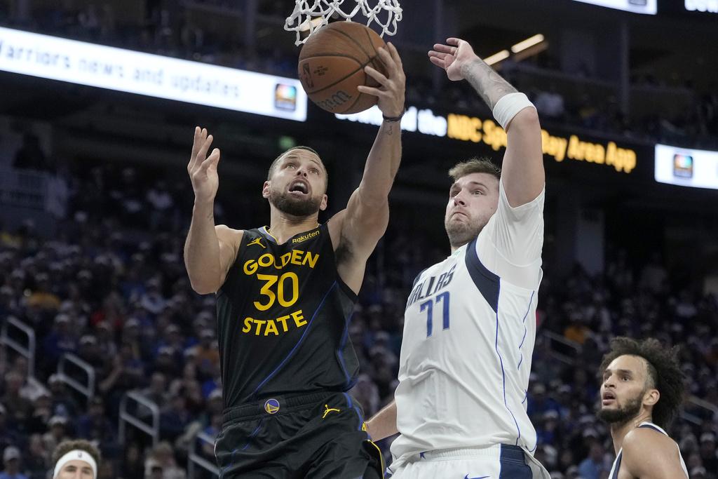 季中錦標賽勇士120:117擊敗獨行俠。(美聯社)