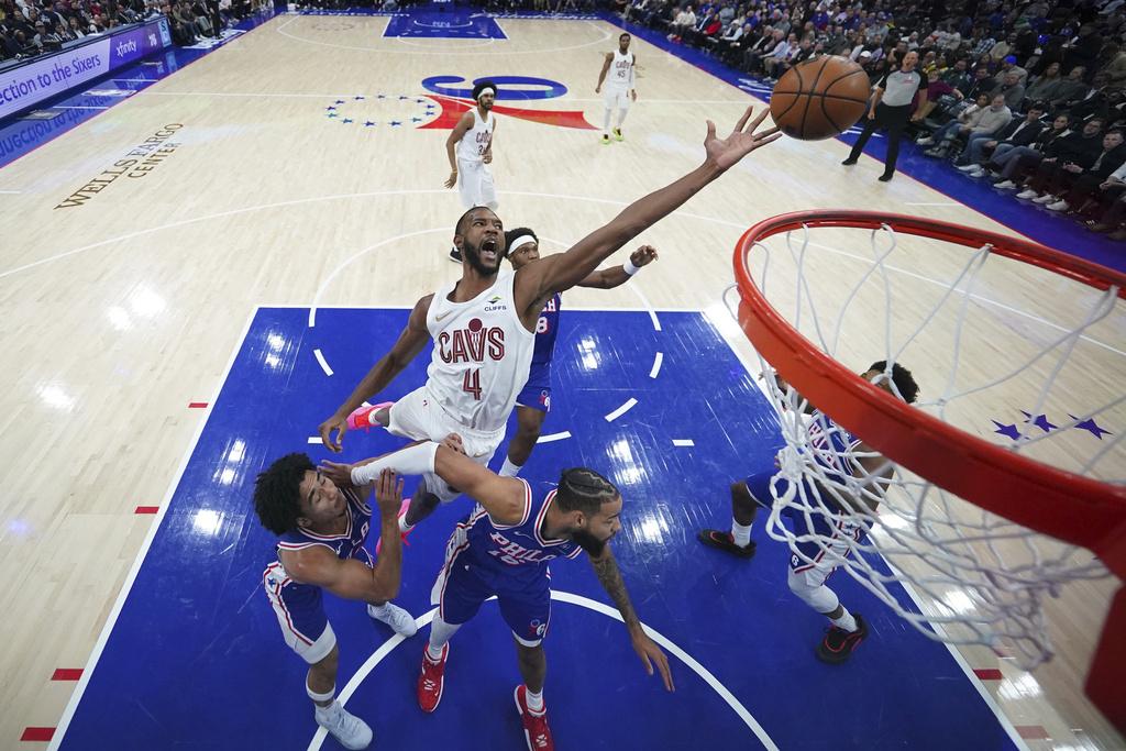 騎士114:106擊敗76人,開季13連勝。(美聯社)