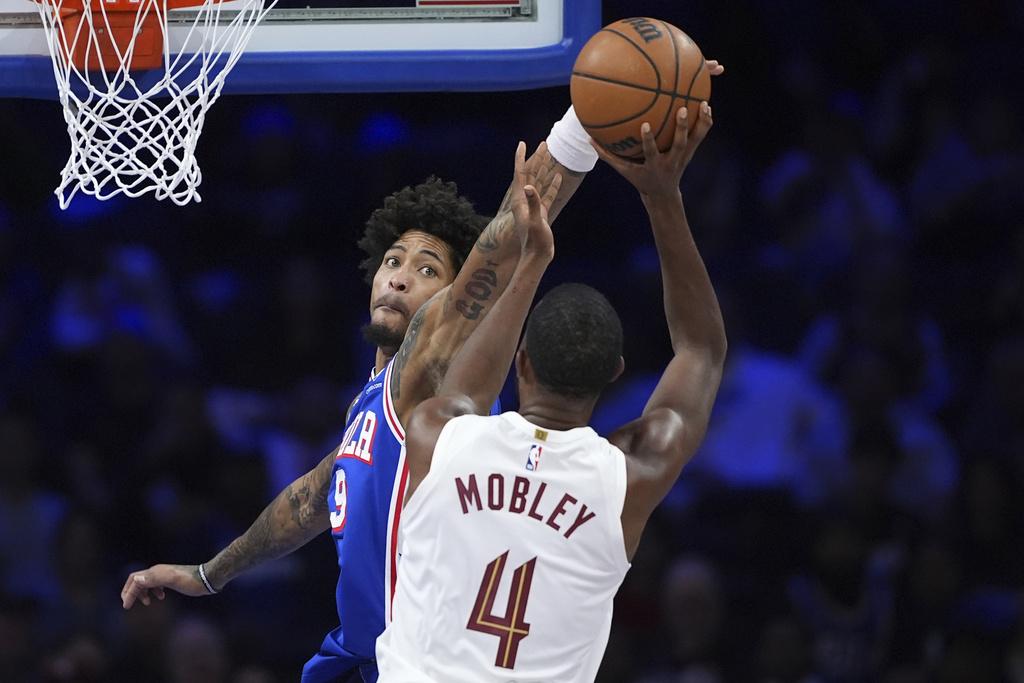 騎士114:106擊敗76人,開季13連勝。(美聯社)