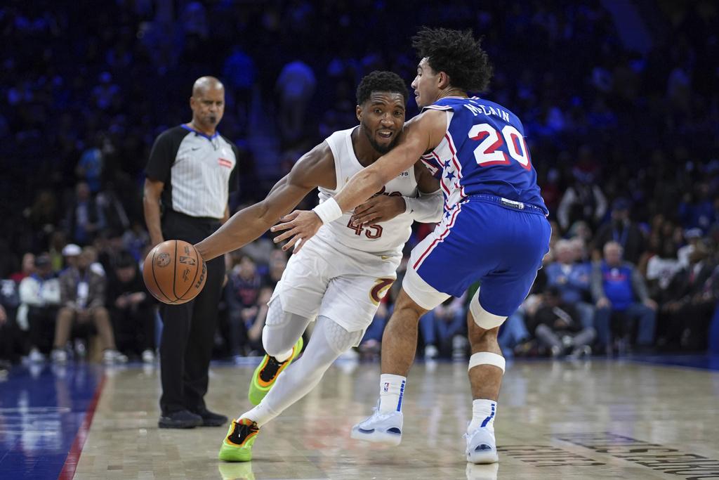 騎士114:106擊敗76人,開季13連勝。(美聯社)