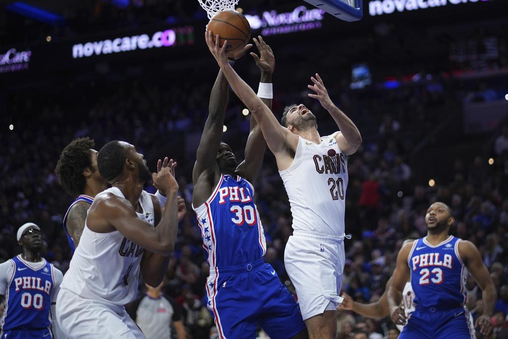 騎士114:106擊敗76人,開季13連勝。(美聯社)