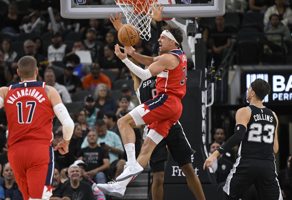 馬刺139:130擊敗巫師。(美聯社)