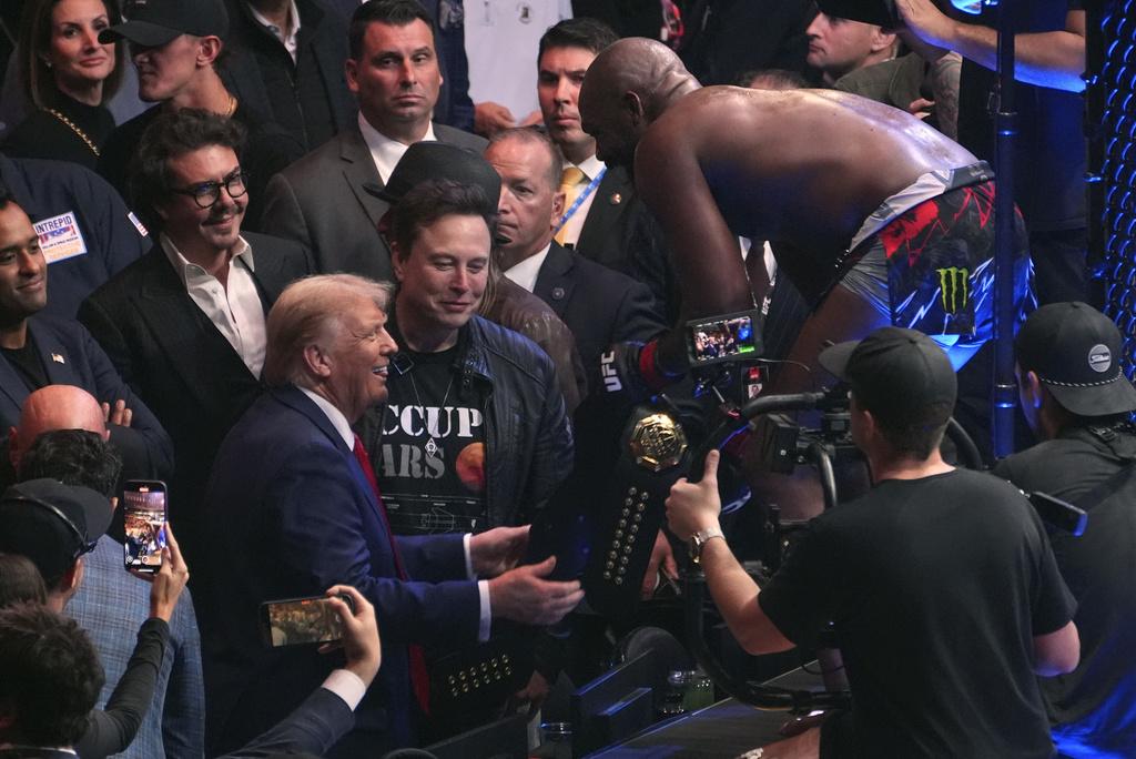 特朗普與馬斯克看UFC格鬥冠軍賽。(美聯社)