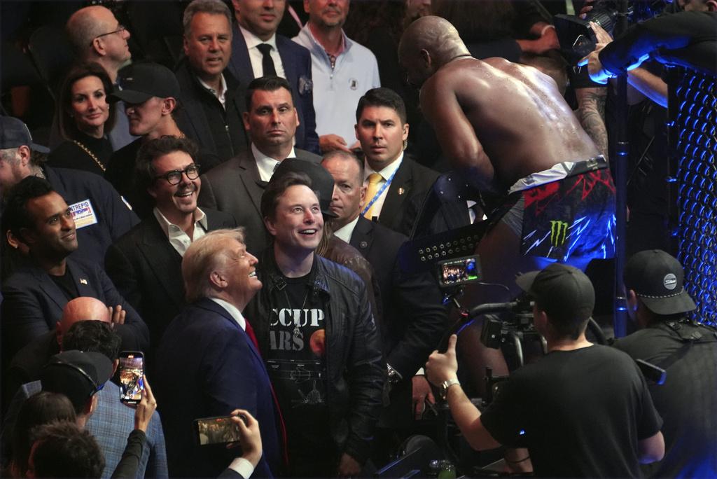 特朗普與馬斯克看UFC格鬥冠軍賽。(美聯社)
