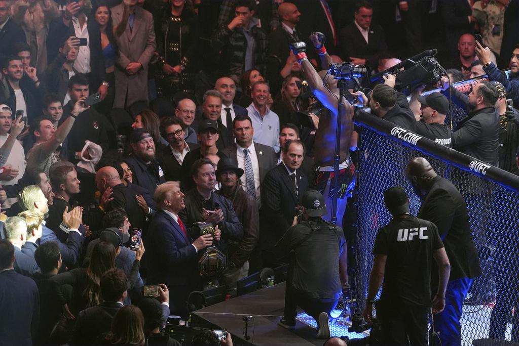 特朗普與馬斯克看UFC格鬥冠軍賽。(美聯社)