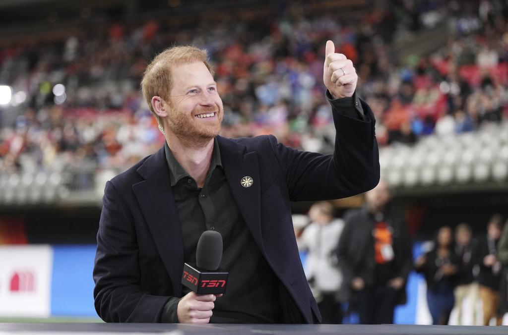 哈里近月「單拖」出訪,盡展親民一面。(美聯社)