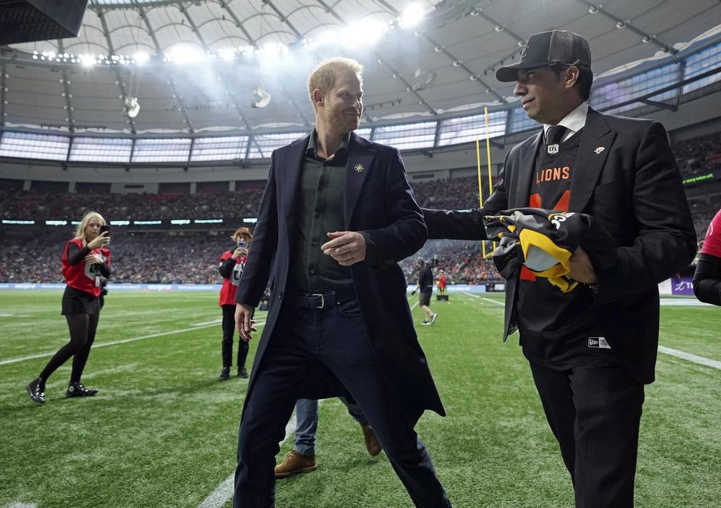 哈里近月「單拖」出訪,盡展親民一面。(美聯社)