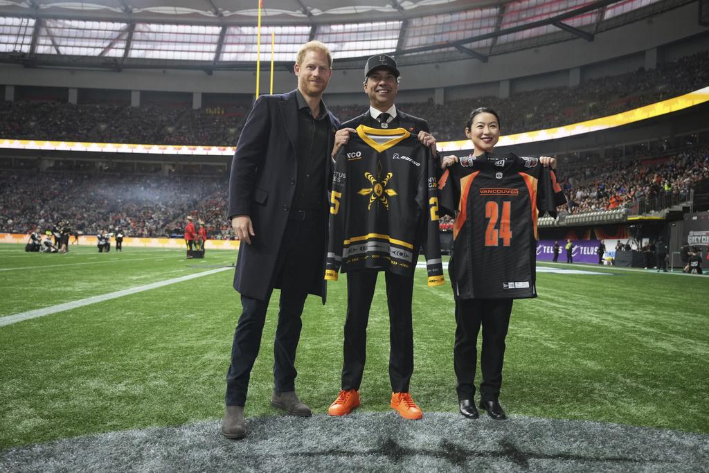 哈里近月「單拖」出訪,盡展親民一面。(美聯社)