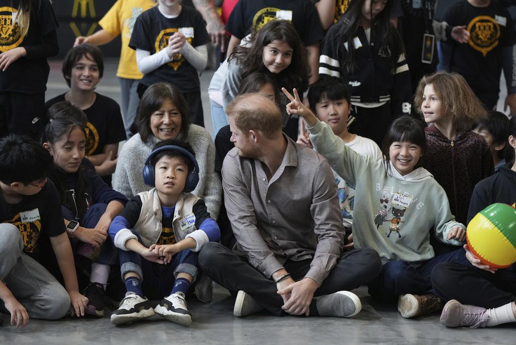 哈里近月「單拖」出訪,盡展親民一面。(美聯社)