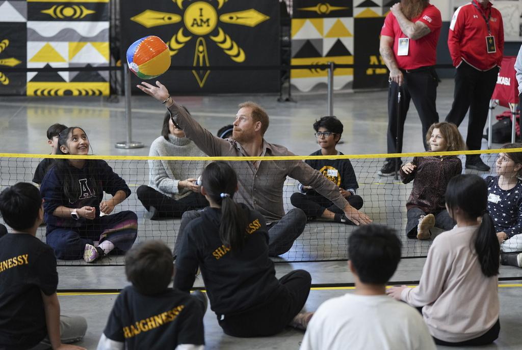 哈里近月「單拖」出訪,盡展親民一面。(美聯社)