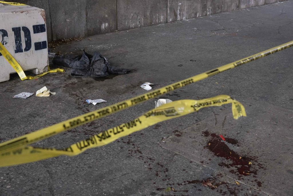 美國紐約街頭驚現隨機殺人事件,案發現場地上有血漬。(美聯社)