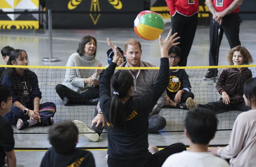 哈里近月「單拖」出訪,盡展親民一面。(美聯社)