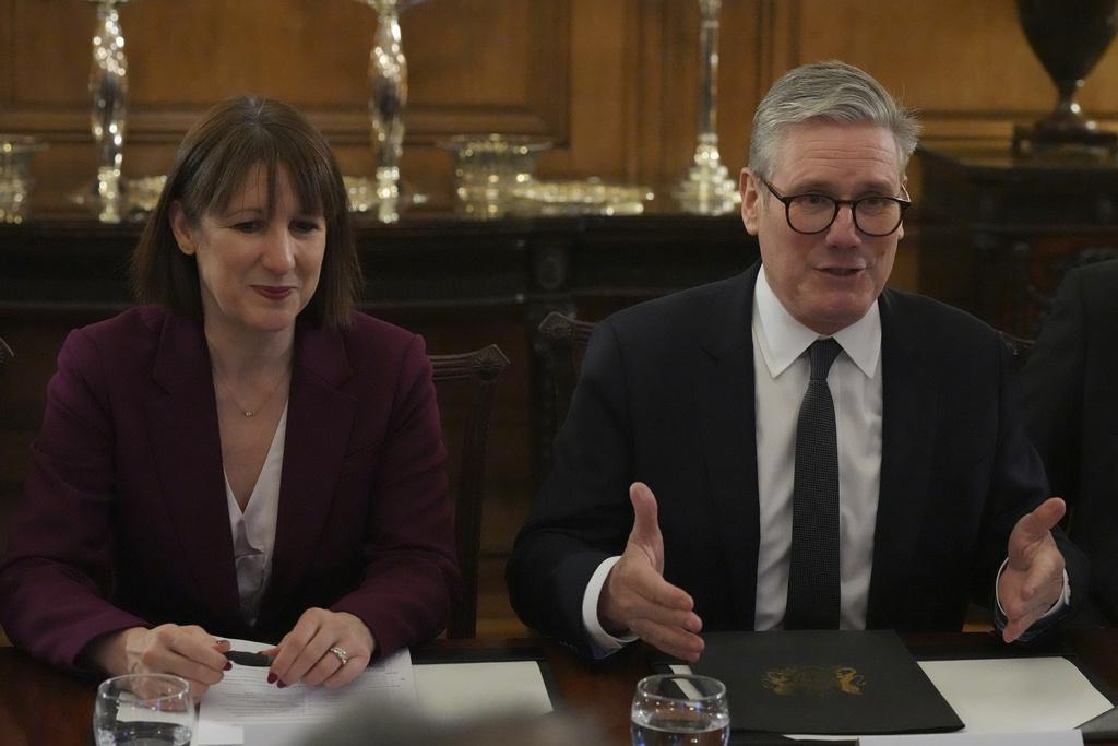 英國首相施紀賢(右)及財相李韻晴。(美聯社)