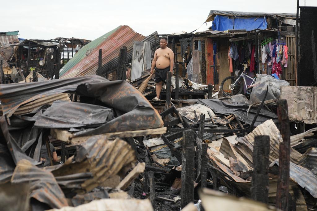 菲律賓首都馬尼拉貧民窟大火後,成為一片廢墟。(美聯社)