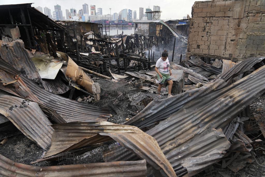 菲律賓首都馬尼拉貧民窟大火,有機會是電線及氣體引起意外。(美聯社)