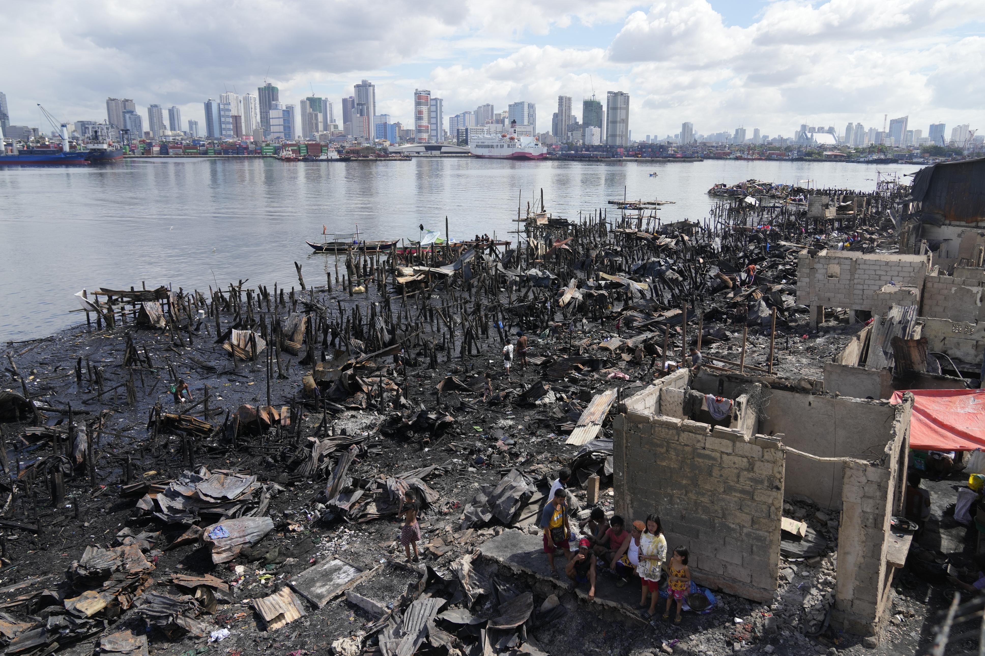 菲律賓首都馬尼拉貧民窟大火後,成為一片廢墟。(美聯社)