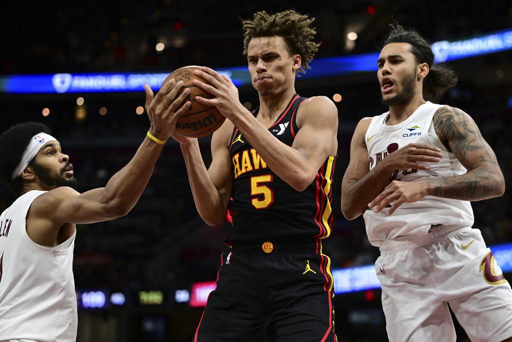 騎士主場124:135不敵鷹隊。(美聯社)