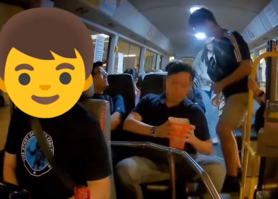小巴在站頭上客時,男乘客已拿出盒裝爆谷進食,當時司機稱:「唔該你落返車吖,你要食嘢就落返車,我個鏡頭影住你㗎。」男乘客此時停止進食