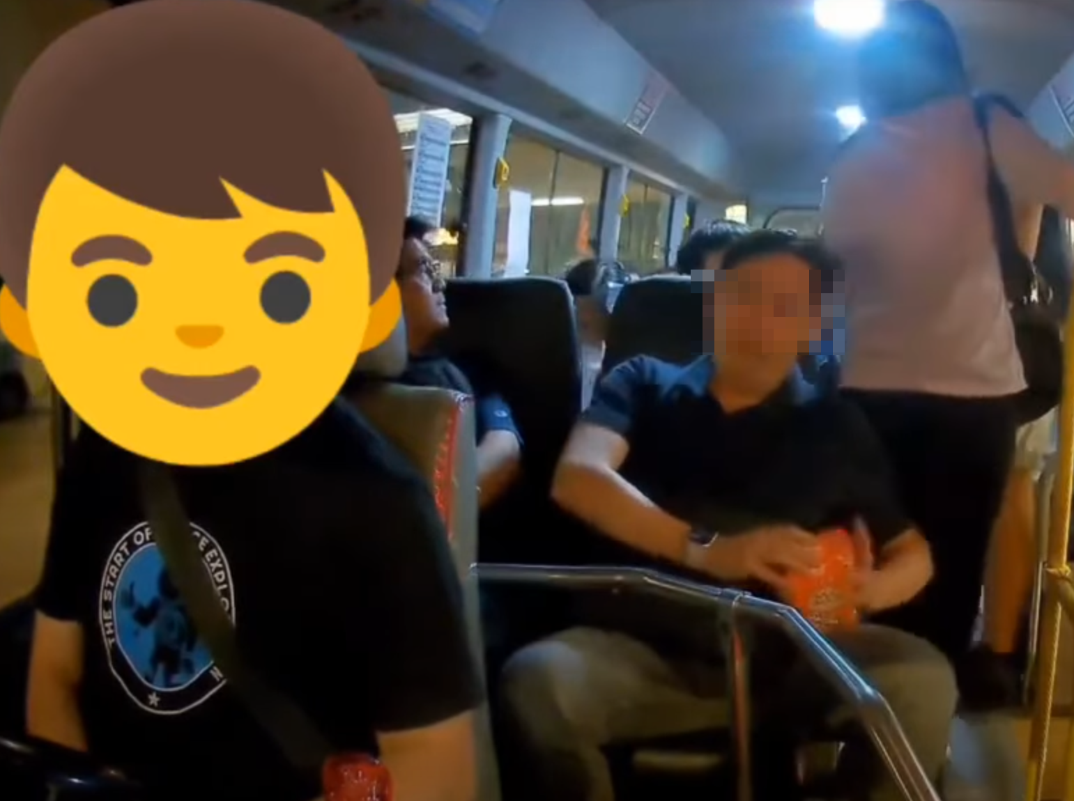 小巴在站頭上客時,男乘客已拿出盒裝爆谷進食,當時司機稱:「唔該你落返車吖,你要食嘢就落返車,我個鏡頭影住你㗎。」男乘客此時停止進食