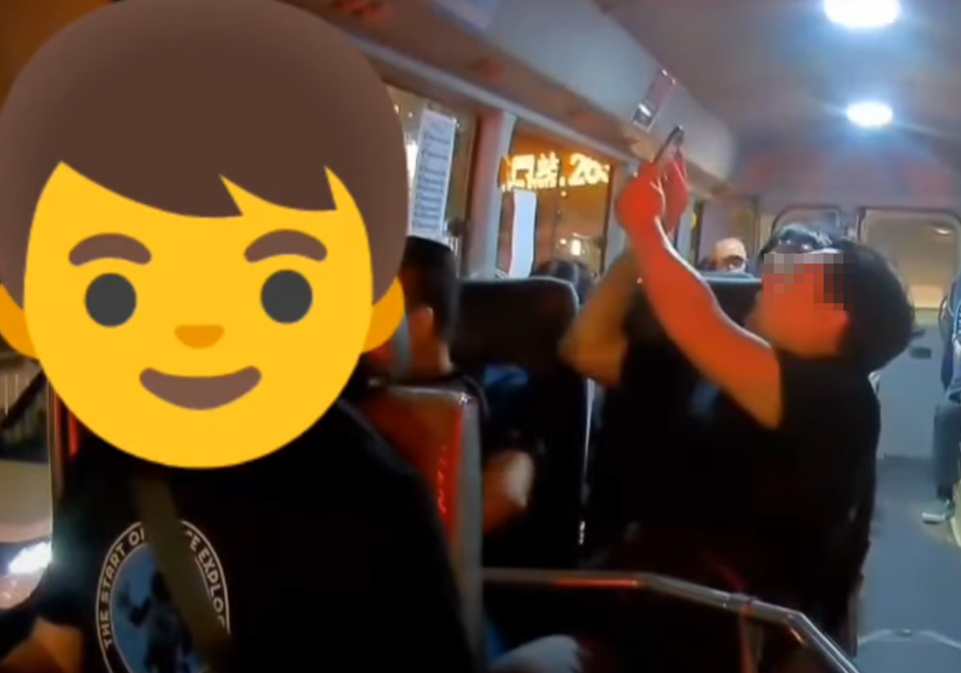 男乘客此時停止進食,惟似乎不滿司機態度,開車後便拿出手機「四圍望」拍攝車內標語,然後再拿出爆谷繼續食。