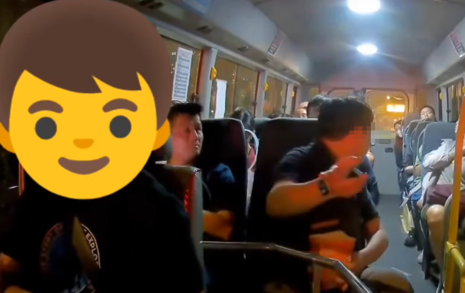 女乘客網上搜索相關法例,大聲讀出「跟據香港法例第374條D章,車長有權拒絕任何違反有關規定……」,惟男乘客反問「咩嘢規定呀?邊樣嘢規定呀?」,其後另一名男乘客不值所為,向「爆谷男」說:「你畀人擺上網你自己戇X啫。」