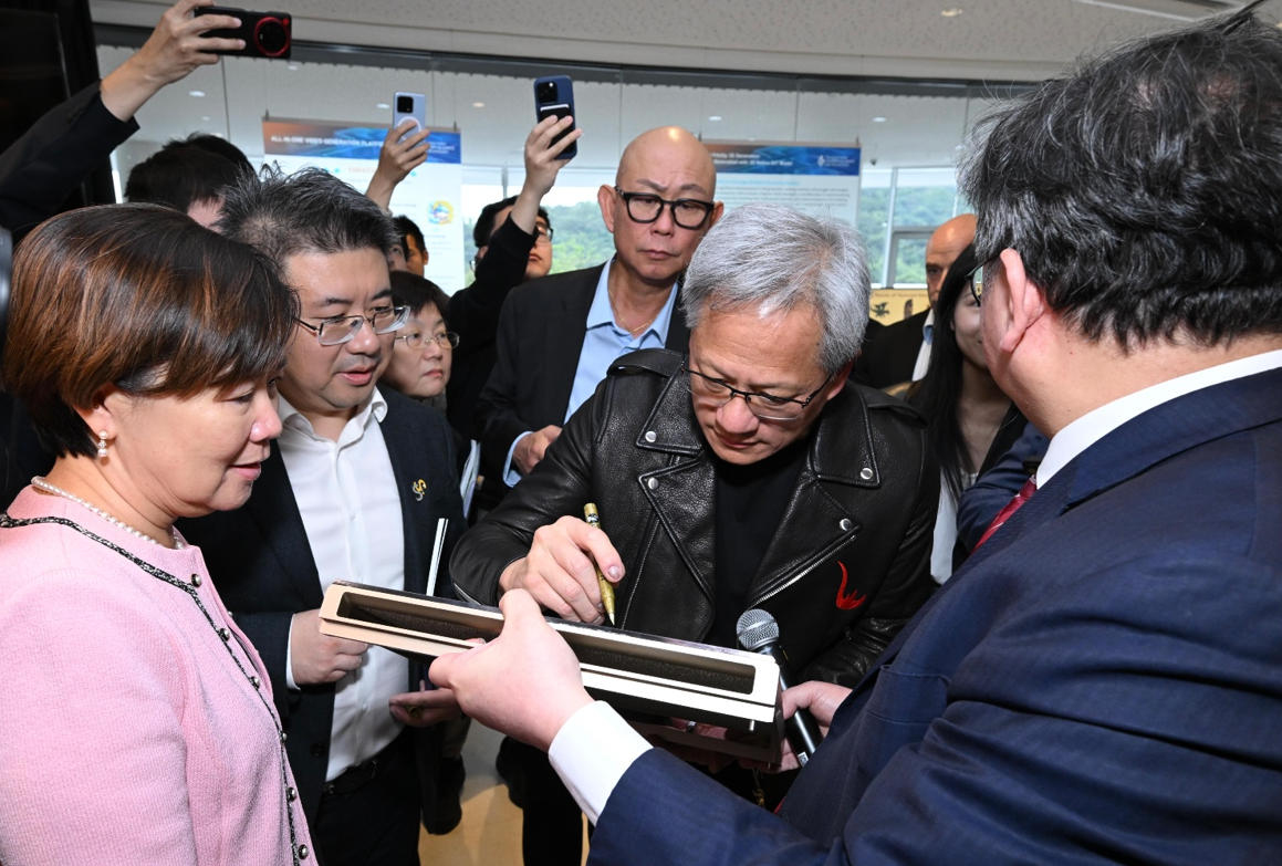 ⿈仁勳(右二)在HKGAI數據中⼼的機器外蓋上親筆簽名(HKGAI提供)