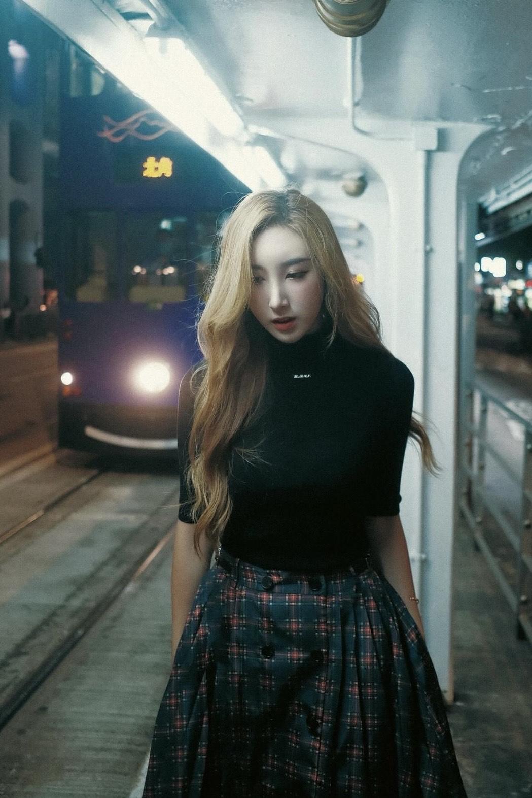 許靖韻透露想再做一首偏搖滾小小的歌曲。