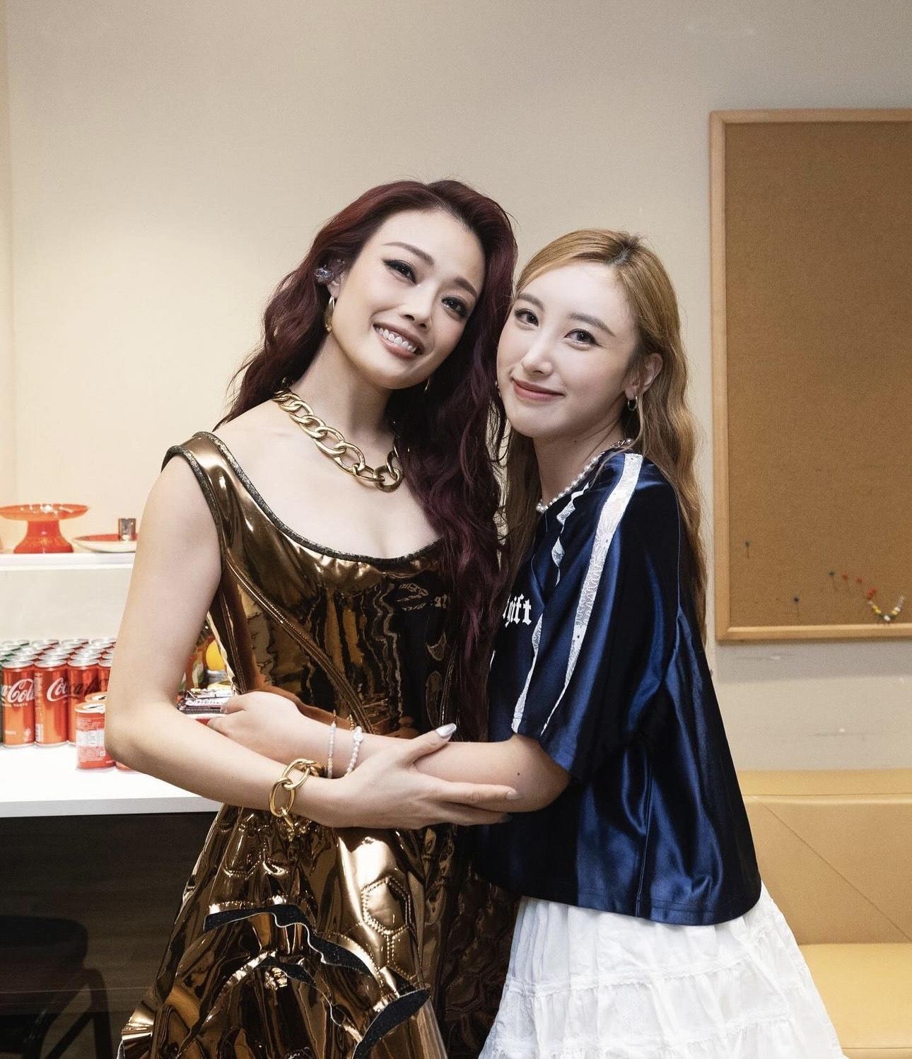 許靖韻錄音時一直聽着容祖兒的《出賣》幫助「入戲」。