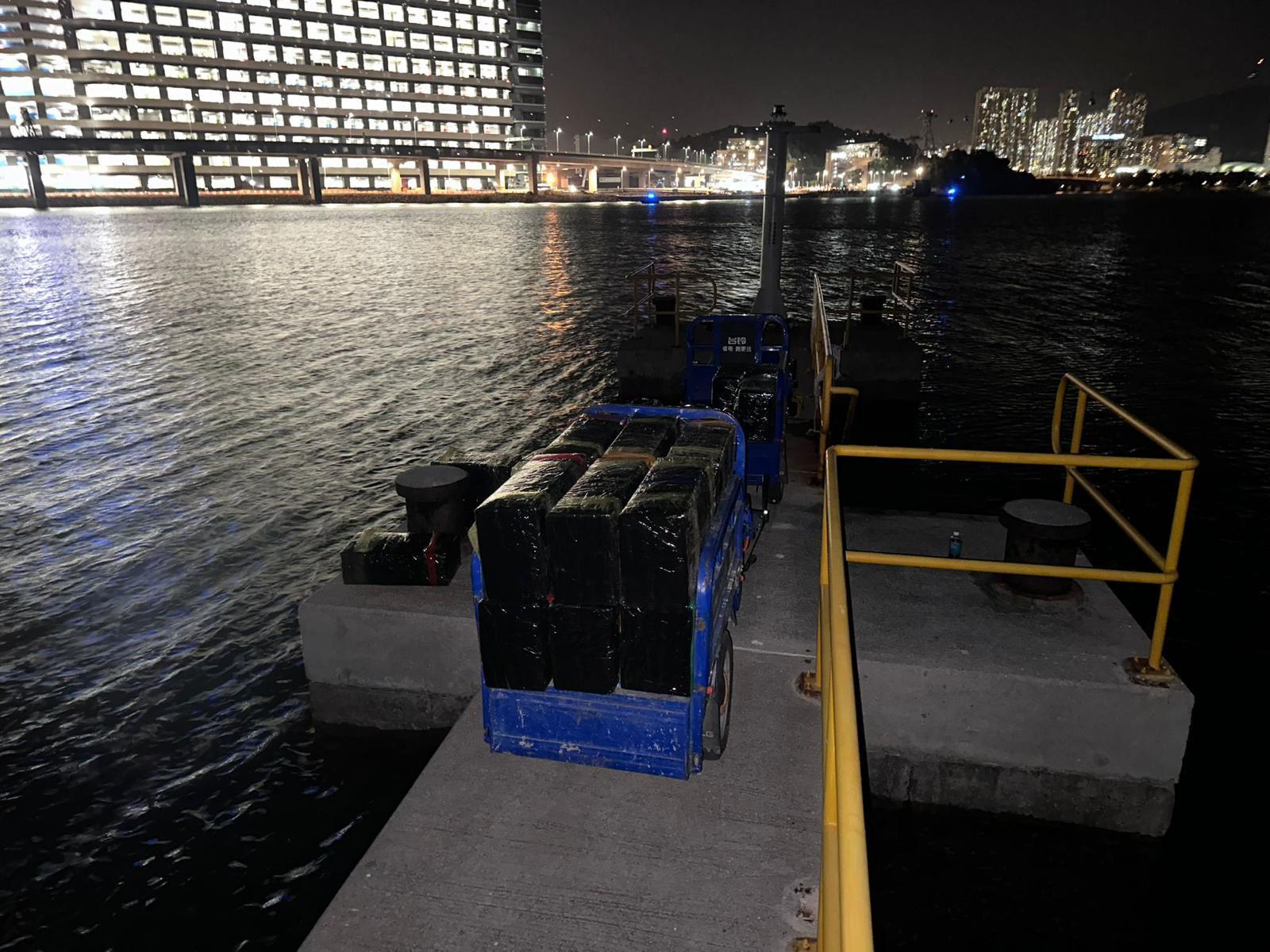 水警及海關在東涌一帶進行反非法入境及反走私行動。(警方圖片)