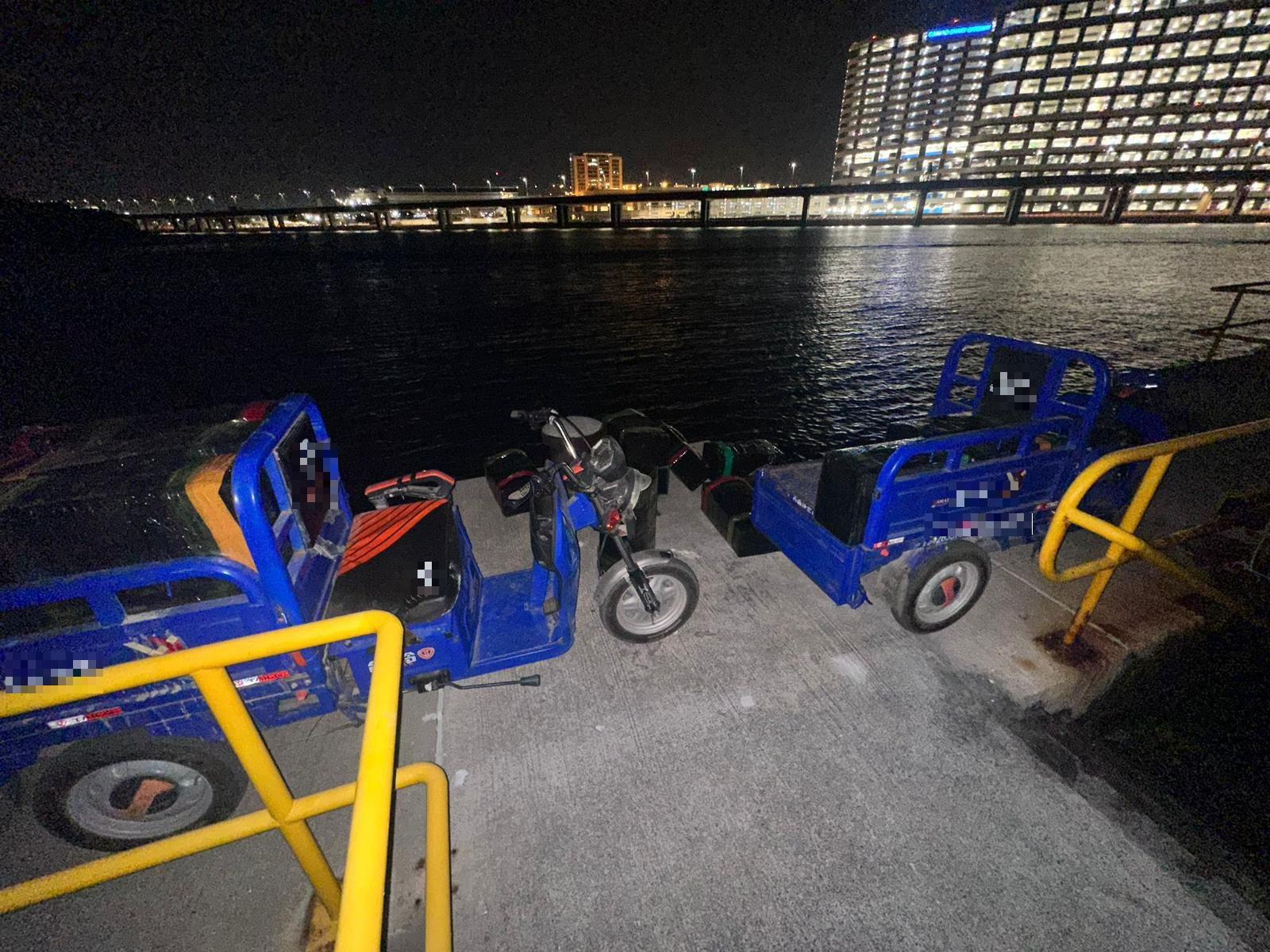 水警及海關在東涌一帶進行反非法入境及反走私行動。(警方圖片)