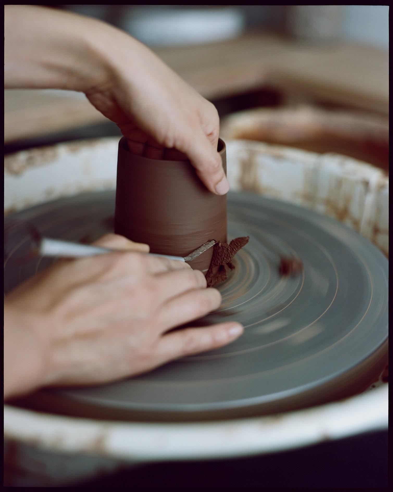 林嘉欣細心親手製作陶瓷杯,值得支持和珍藏。