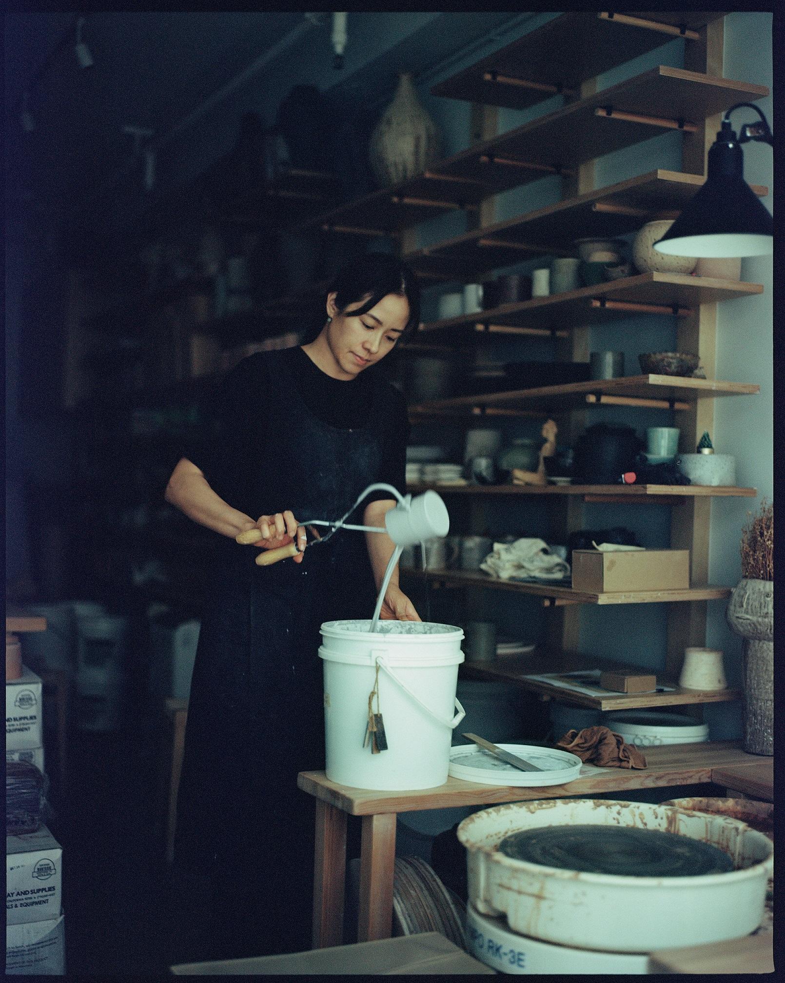 林嘉欣表示透過情感來創作陶瓷杯。