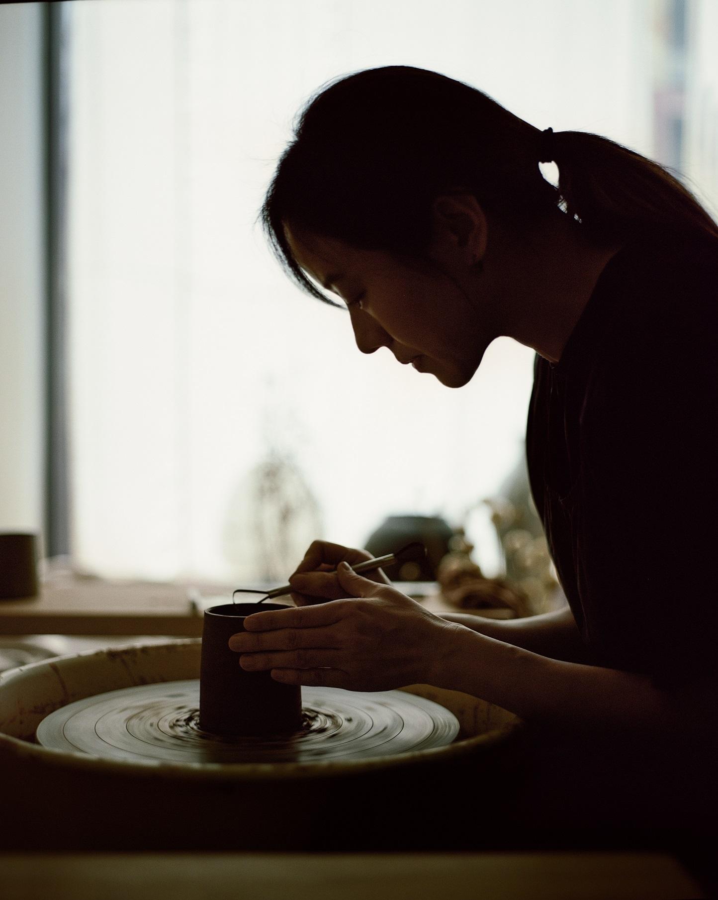 林嘉欣為Blue Bottle Coffee獨家親自製作陶瓷杯Artist Mug。