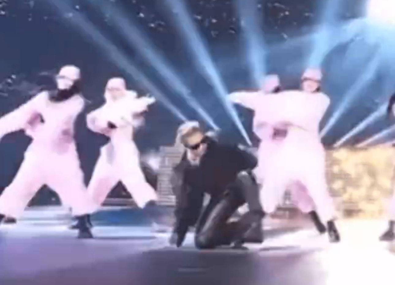 太陽表演時卻不小心絆倒,好彩身手敏捷。