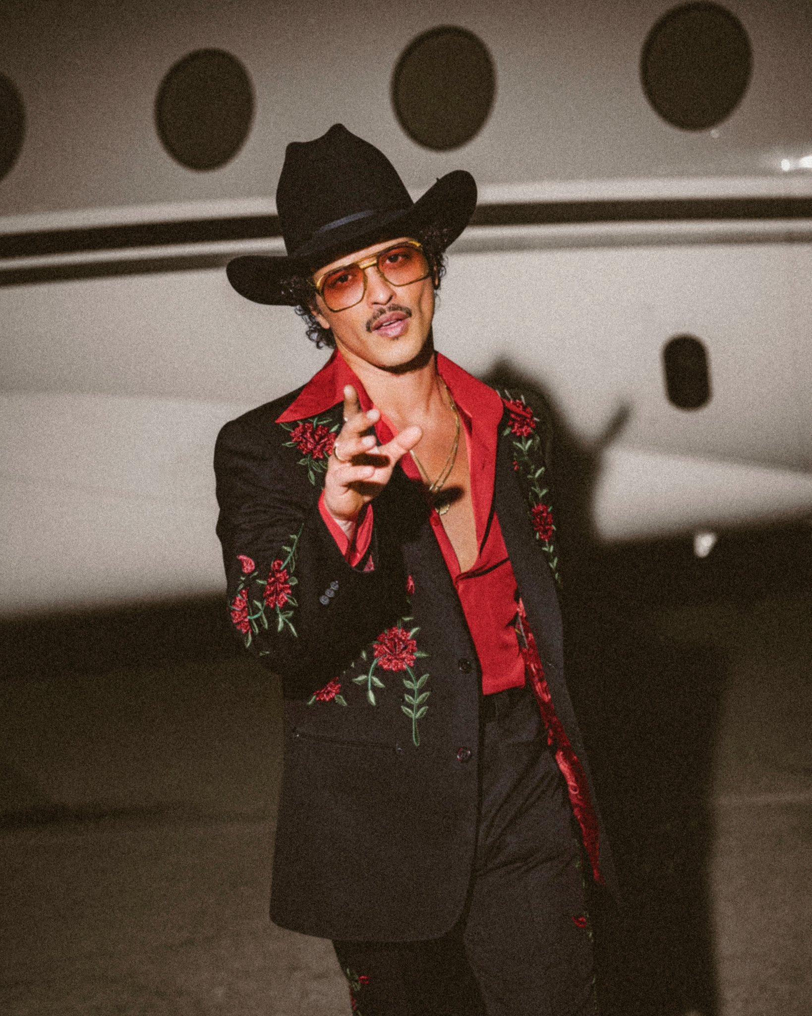 Bruno Mars向Miley Cyrus提告,指她的歌曲《Flowers》侵權。