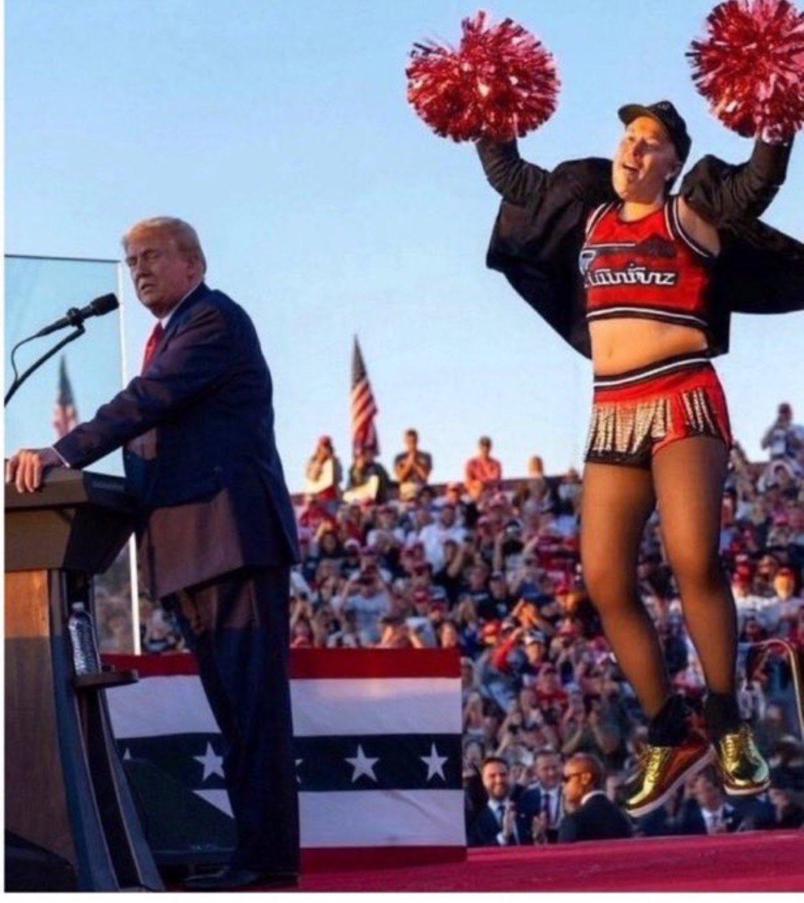 被馬斯克嘲笑後,Cardi B上載改圖,反諷馬斯克是特朗普的 cheerleading girl。