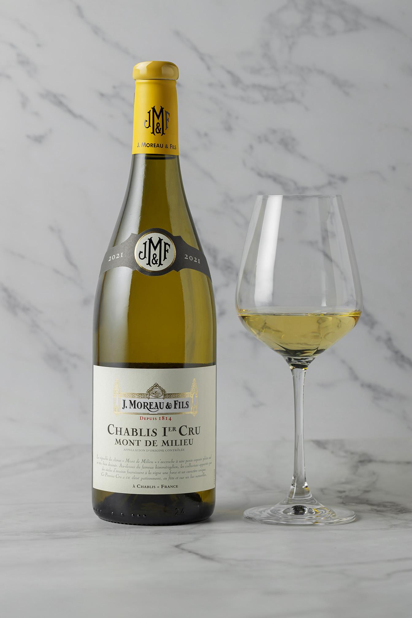Chablis Premier Cru, Mont de Milieu, 2021, J. Moreau & Fils ,酒體色澤帶有淡淡的綠色,富含成熟柑橘類水果和白花的濃郁芳香,口感豐富圓潤。(Two More Glasses有售)