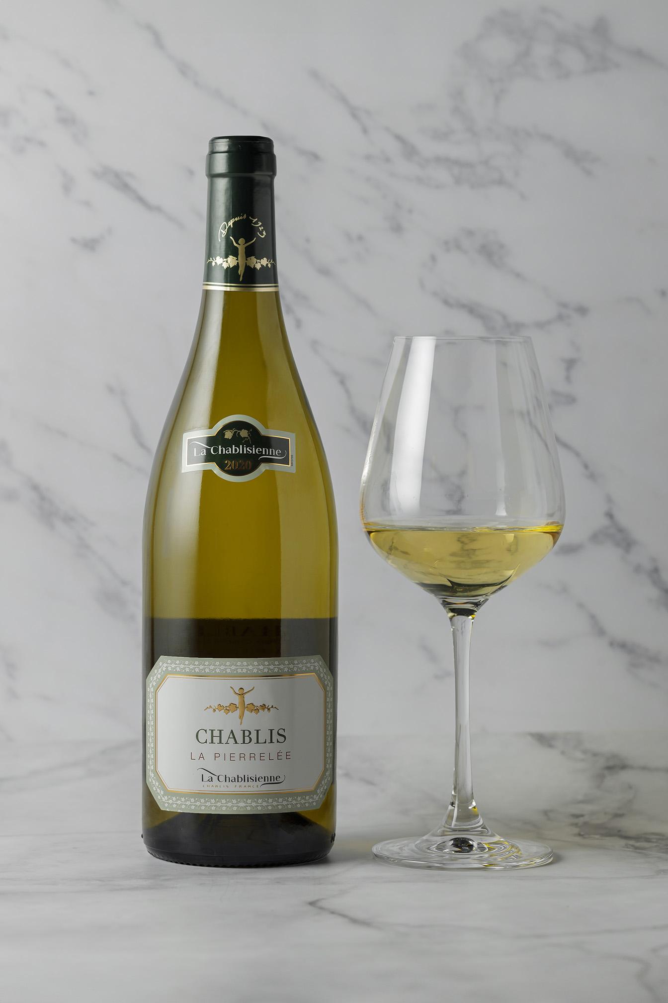 Chablis, La Pierrelée, 2020, La Chablisienne, 散發淡淡的黃色水果香氣和鮮明的礦物味,口感飽滿均衡,呈現細緻的果香和明顯的礦物味。(Wine Warrior有售)