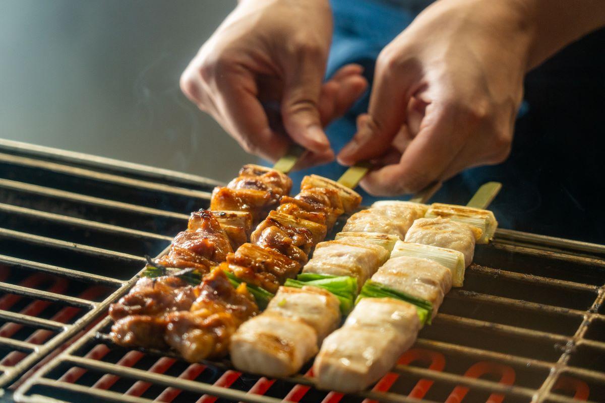 餐牌會供應雞翼、雞肝、雞心、雞腎、雞皮、雞軟骨和雞頸肉等。