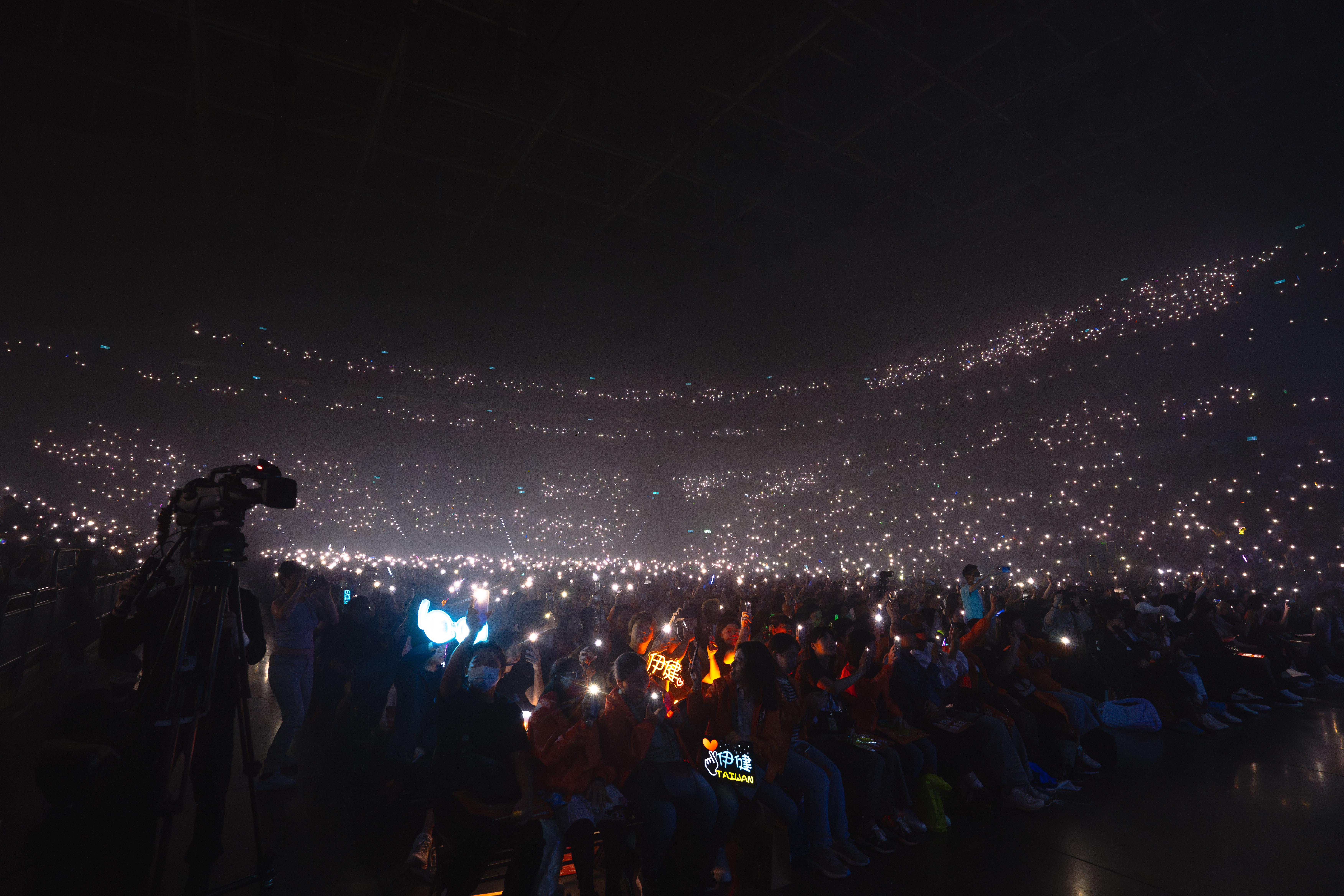 鄭伊健為當地歌迷打造專屬國語歌單。