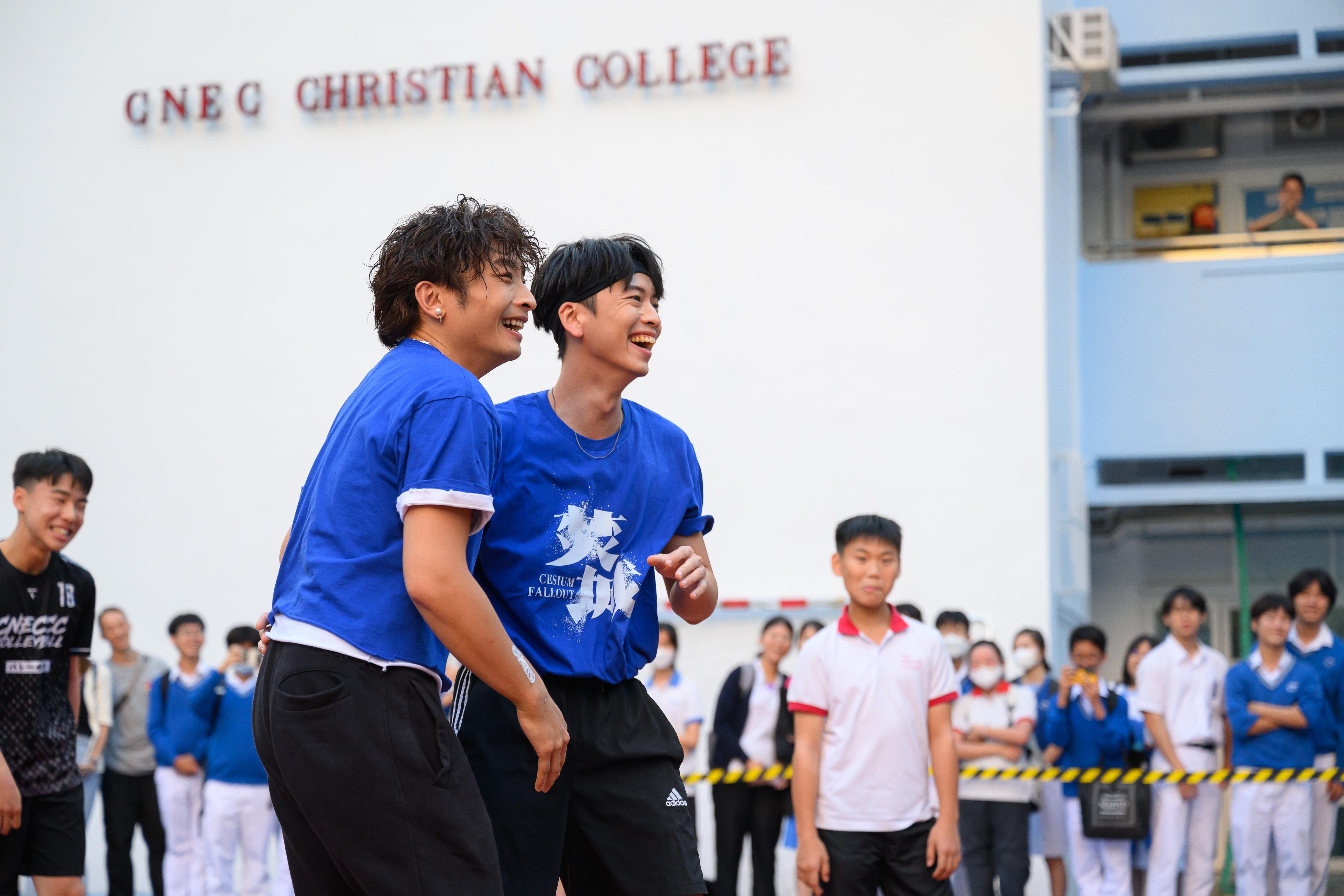 阿Dee及Locker等人甫出場,即掀起學生們熱烈歡呼。