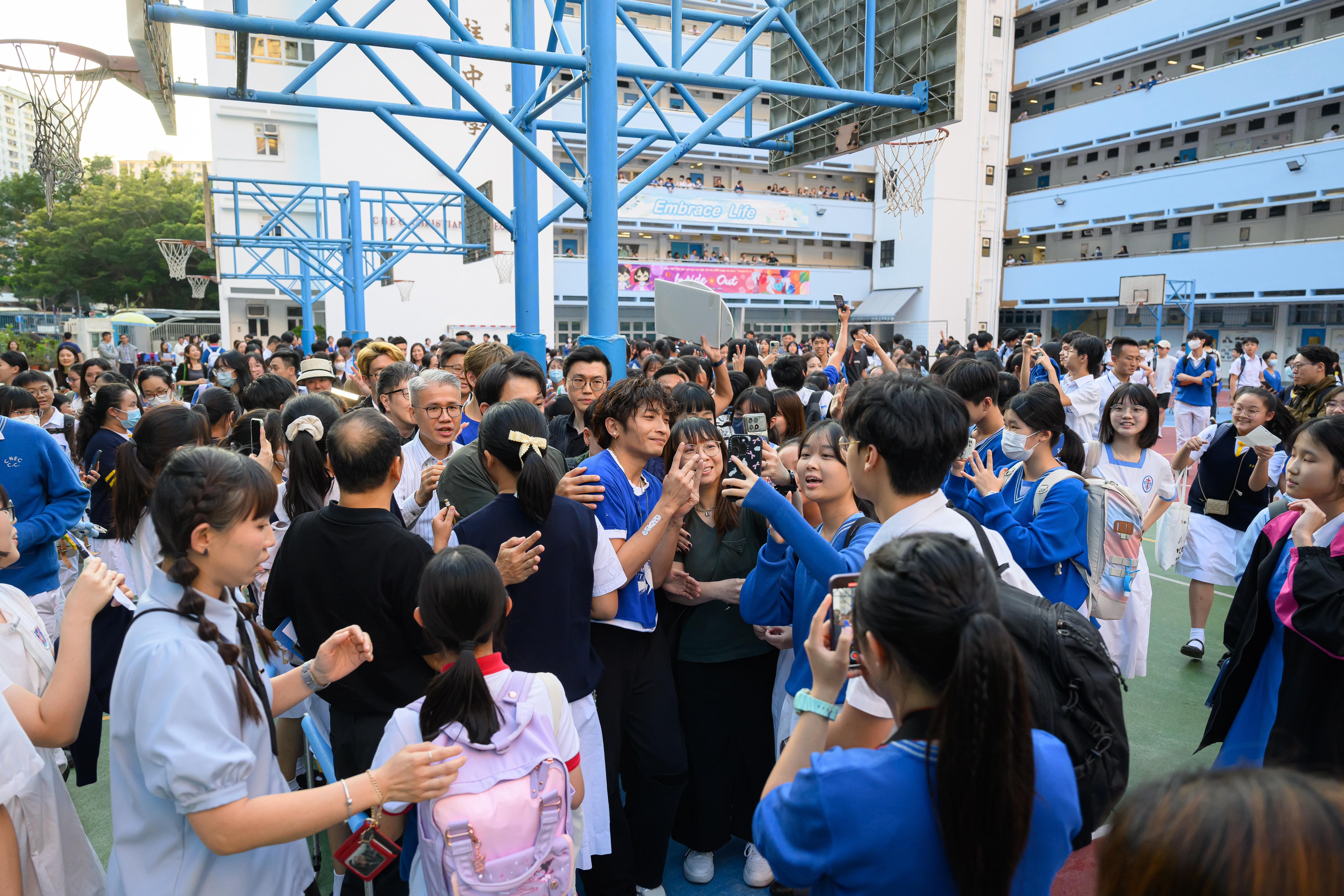 眾星有求必應,與全校師生打成一片!