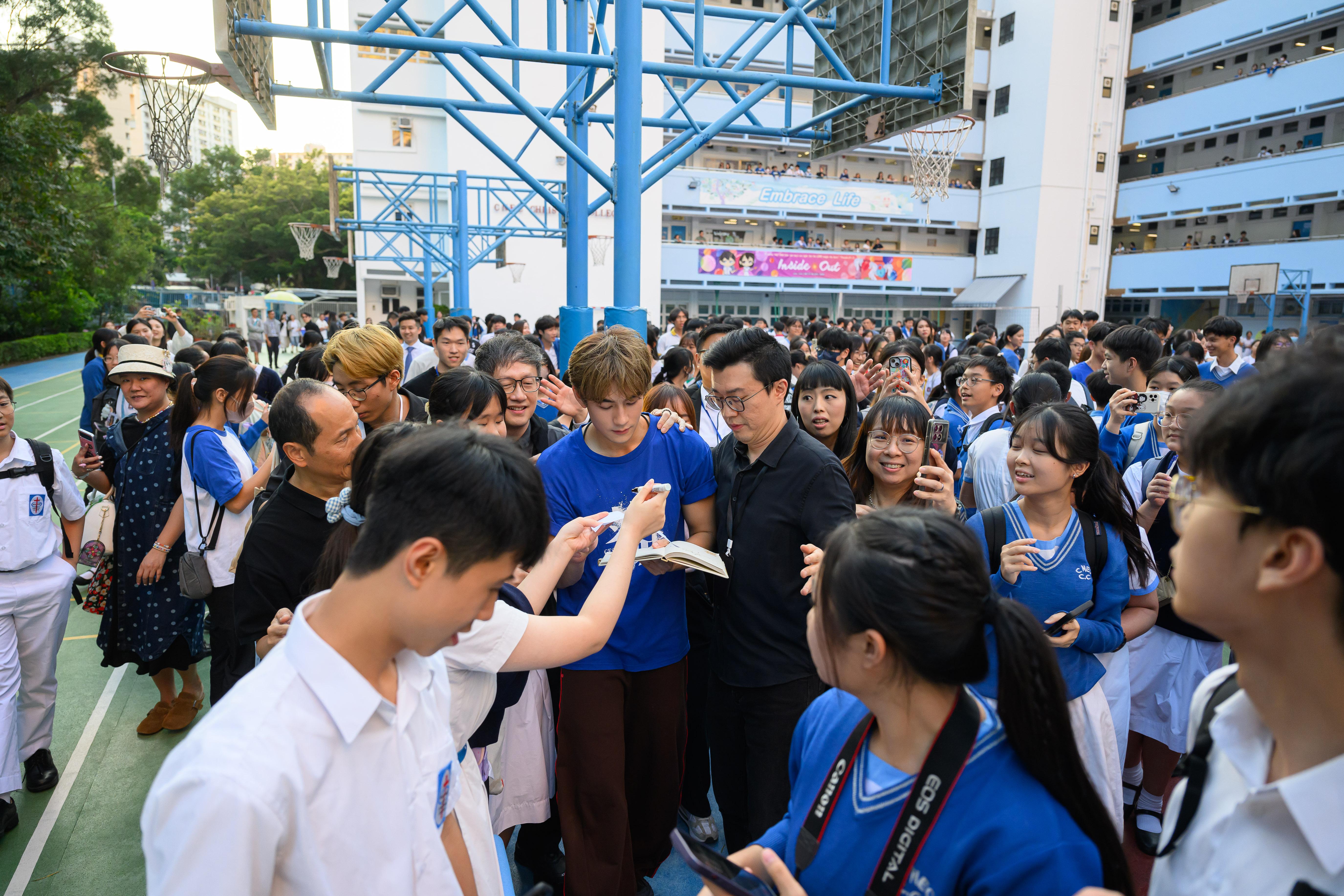 眾星有求必應,與全校師生打成一片!