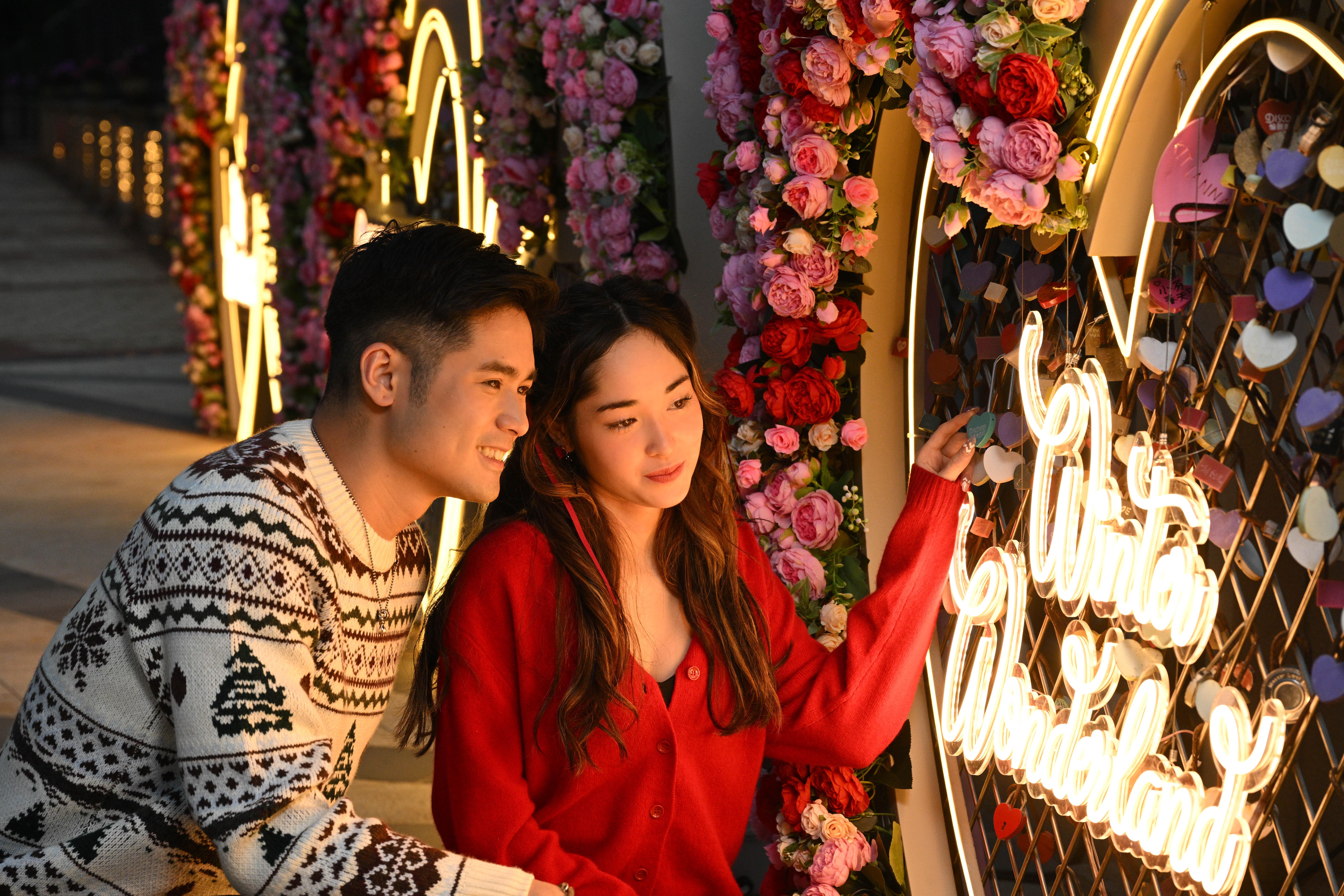 晚上於商場上空和心鎖長廊的燈飾更增浪漫氣氛,是情侶、好友或一家大小都不能錯過的聖誕打卡熱點!