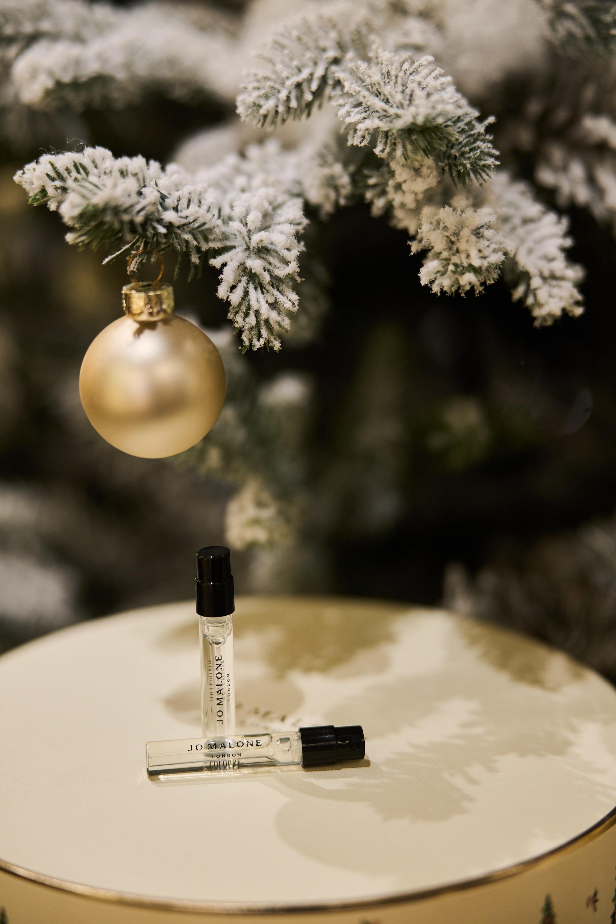 凡親身與限定店拍照留念,完成指定動作,即可尊享2支1.5ml節日精選古龍水。